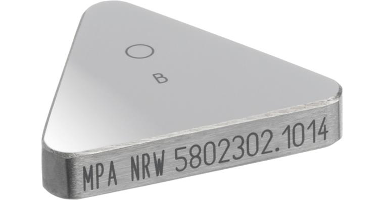 1003300363 Tvrdoměrná destička tvrdost cca 300 HV 0,1 35x35x35x6 mm, trojhran.