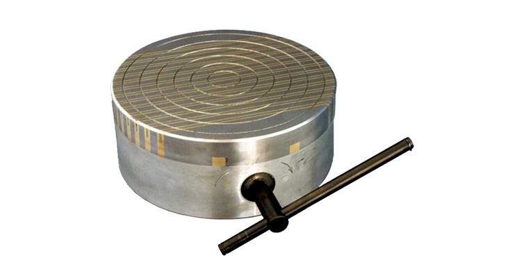 1028010104 Permanentní magnetická kulatá upín. deska, přilnavost 80 N/cm², otvor 4×M6,